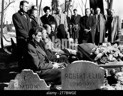 Stephen Dunne (in piedi a sinistra), Gar Moore (seduto a sinistra), Gale Storm (in piedi, secondo a sinistra), Herbert Marshall (seduto, secondo a sinistra), sul set del film "The Underworld Story", United Artists, 1950 Foto Stock