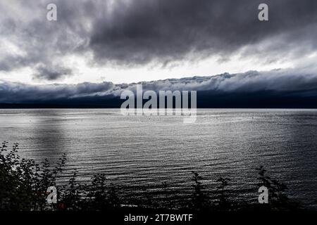 Paesaggio del lago scuro. Vista panoramica sul clima tempestoso. Paesaggio malinconico. Giornata piovosa vicino al lago. Foto Stock