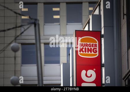 Immagine di un cartello Burger King sul loro ristorante a Colonia, Germania. Burger King è una catena americana di fast food a base di hamburger Foto Stock