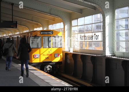 18 marzo 2018; Berlino, Germania. Formazione della U-1 che arriva alla stazione di Kottbusser Tor. Foto Stock