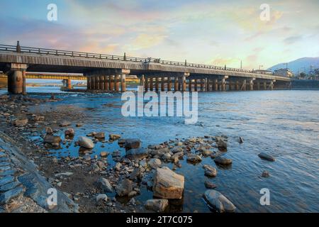 Kyoto, Giappone - 1 aprile 2023: Ponte Uji il ponte attraversa il fiume Uji è stato costruito nel 646 ed è considerato uno dei tre ponti più antichi di tutto il Giappone Foto Stock