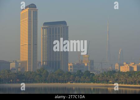 Lo skyline con l'Hyatt Regency visto dal lussuoso Park Hyatt al Dubai Creek, Emirati Arabi Uniti Foto Stock