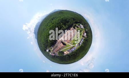 vista sferica sulle vecchie case in legno circondate dalla foresta di mangrovie. Foto Stock