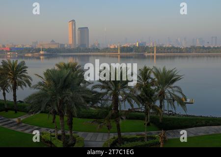 Lo skyline con l'Hyatt Regency visto dal lussuoso Park Hyatt al Dubai Creek, Emirati Arabi Uniti Foto Stock