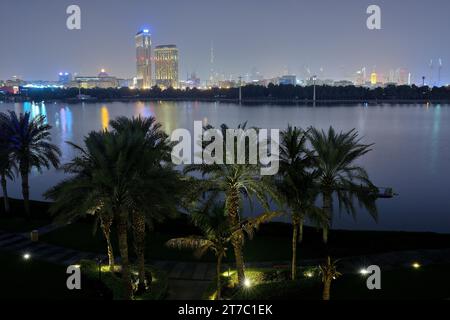 Lo skyline notturno visto dal lussuoso Park Hyatt presso il Dubai Creek, Emirati Arabi Uniti Foto Stock