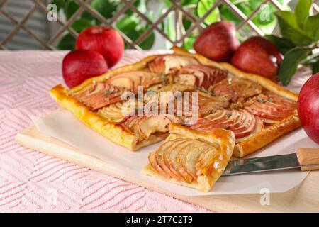 Torta di mele appena sfornata con coltello sul tavolo Foto Stock