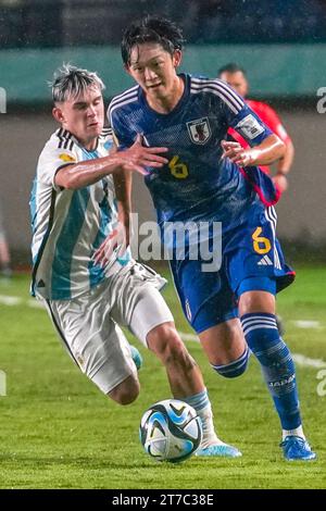 Bandung, Indonesia. 14 novembre 2023. Yamamoto Joi (R) del Giappone compete durante la partita del gruppo D tra Giappone e Argentina alla Coppa del mondo FIFA U17 a Bandung, Indonesia, il 14 novembre 2023. Crediti: Septianjar Muharam/Xinhua/Alamy Live News Foto Stock