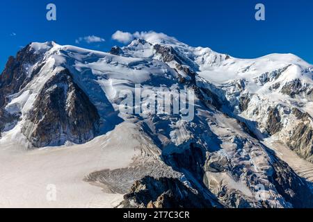 Cima della neve del Montblanc con neve e ghiacciaio, vista panoramica del Monte bianco del Tacul dalla stazione della funivia Aiguille du Midi nelle Alpi di Chamonix, Francia Foto Stock