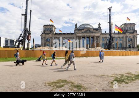Il cantiere dell'edificio del Reichstag, i lavori di costruzione di cavi di fronte alla costruzione di una trincea di sicurezza iniziano nel 2025, Berlino, Germania Foto Stock