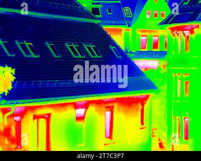 Costi energetici, vista esterna di un edificio, foto simbolica per crisi energetica, costi di riscaldamento, termocamera, termografia, interpolata Foto Stock