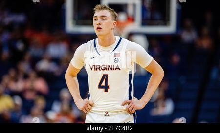 Charlottesville, Virginia, USA. 14 novembre 2023. La guardia dei Virginia Cavaliers Andrew Rohde (4) durante il primo tempo contro i North Carolina A&T Aggies nella partita NCAA Basketball Matchup alla John Paul Jones Arena di Charlottesville, Virginia. (Scott Kinser/CSM). Credito: csm/Alamy Live News Foto Stock