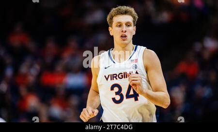 Charlottesville, Virginia, USA. 14 novembre 2023. L'attaccante dei Virginia Cavaliers Jacob Groves (34) durante la prima metà del match NCAA Basketball Matchup alla John Paul Jones Arena di Charlottesville, Virginia. (Scott Kinser/CSM) (immagine di credito: © Scott Kinser/Cal Sport Media). Credito: csm/Alamy Live News Foto Stock