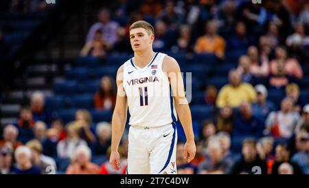 Charlottesville, Virginia, USA. 14 novembre 2023. La guardia dei Virginia Cavaliers Isaac McKneely (11) durante il primo tempo contro i North Carolina A&T Aggies nella partita NCAA Basketball Matchup alla John Paul Jones Arena di Charlottesville, Virginia. (Scott Kinser/CSM). Credito: csm/Alamy Live News Foto Stock