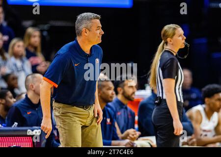 Charlottesville, Virginia, USA. 14 novembre 2023. Il capo-allenatore dei Virginia Cavaliers Tony Bennett reagisce al gioco della North Carolina A&T Aggies durante la prima metà del match NCAA Basketball alla John Paul Jones Arena di Charlottesville, Virginia. (Scott Kinser/CSM). Credito: csm/Alamy Live News Foto Stock