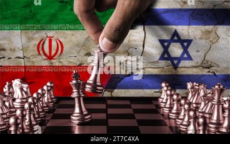 Concetto di bandiera Israele contro Iran sulla scacchiera. Tensione politica tra Iran e Israele. Conflitto tra Israele e Iran su scacchiera Foto Stock