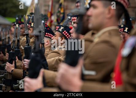 Soldati del 2nd Battalion Royal Regiment of Scotland che sfilano fuori dalla caserma, Berwick upon Tweed, Northumberland, Inghilterra, Regno Unito Foto Stock