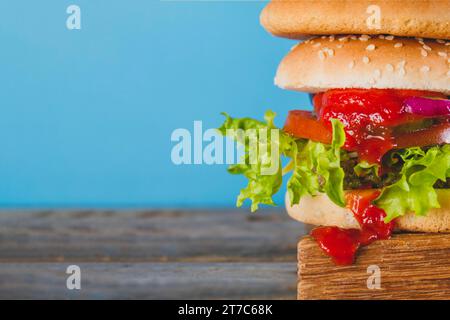 Primo piano con un gustoso hamburger con salsa di pomodoro Foto Stock