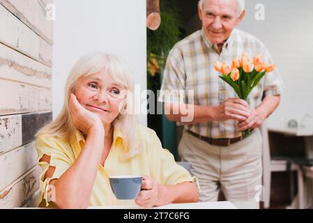 Uomo anziano amato dai fiori Foto Stock