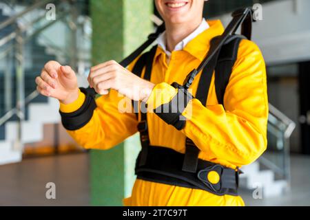 Ritratto di un dipendente irriconoscibile con un esoscheletro proveniente da un futuristico magazzino high-tech, aiuta a migliorare le lesioni, fisioterapia futuristica Foto Stock