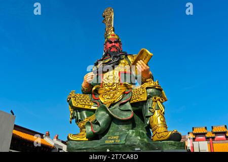 Statua di bronzo del generale cinese Guan Yu, Santuario di Guan Yu, Koh Samui, Thailandia Foto Stock