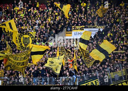 Blocco ventola, ventole, curva ventola, bandiere, banner, Atmosphere, BVB Borussia Dortmund, MHPArena, MHP Arena Stuttgart, Baden-Wuerttemberg, Germania Foto Stock