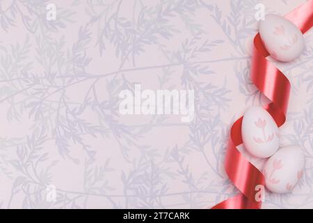 Cornice piatta con uova di pasqua Foto Stock