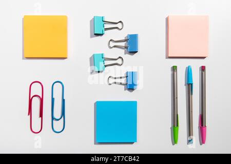 Concetto di Knolling con graffette adesive Foto Stock