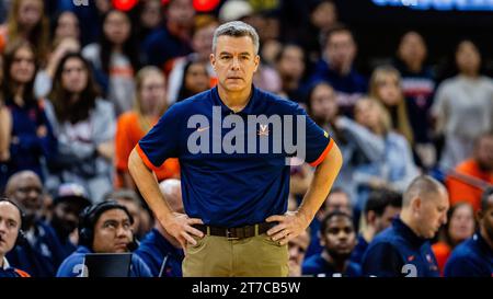 Charlottesville, Virginia, USA. 14 novembre 2023. L'allenatore dei Virginia Cavaliers Tony Bennett durante il secondo tempo contro i North Carolina A&T Aggies nella partita di pallacanestro della NCAA alla John Paul Jones Arena di Charlottesville, Virginia. (Scott Kinser/CSM). Credito: csm/Alamy Live News Foto Stock