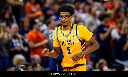 Charlottesville, Virginia, USA. 14 novembre 2023. North Carolina A&T Aggies attaccante Evan Joyner (5) durante il secondo tempo contro i Virginia Cavaliers nella partita NCAA Basketball Matchup alla John Paul Jones Arena di Charlottesville, Virginia. (Scott Kinser/CSM). Credito: csm/Alamy Live News Foto Stock