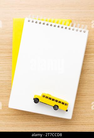 Notebook con vista dall'alto e scuolabus Foto Stock