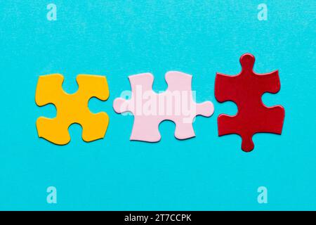 Puzzle puzzle giallo rosa rosso con sfondo blu Foto Stock