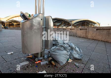 Dopo l'inizio del carnevale l'11 novembre, le strade e le piazze di Colonia, Renania settentrionale-Vestfalia, Germania furono completamente disseminate il giorno successivo Foto Stock