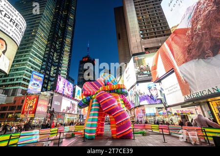 New York, USA. , . L'installazione "Sculpture of Dreams" dell'artista pop concettuale argentina Marta Minujín a Times Square. Il vibrante gonfiabile di 16 pezzi su larga scala nelle strisce distintive dell'artista è la prima scultura pubblica di Minujín a New York City nei suoi sessant'anni di carriera, ed è presentato in coincidenza con la principale mostra di rilievo del suo lavoro del Museo ebraico, Marta Minujín: Arte! Arte! Arte!, apertura il 17 novembre. Crediti: Enrique Shore/Alamy Live News Foto Stock