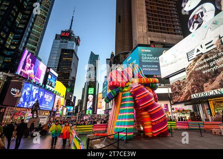 New York, USA. , . L'installazione "Sculpture of Dreams" dell'artista pop concettuale argentina Marta Minujín a Times Square. Il vibrante gonfiabile di 16 pezzi su larga scala nelle strisce distintive dell'artista è la prima scultura pubblica di Minujín a New York City nei suoi sessant'anni di carriera, ed è presentato in coincidenza con la principale mostra di rilievo del suo lavoro del Museo ebraico, Marta Minujín: Arte! Arte! Arte!, apertura il 17 novembre. Crediti: Enrique Shore/Alamy Live News Foto Stock