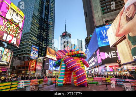 New York, USA. , . L'installazione "Sculpture of Dreams" dell'artista pop concettuale argentina Marta Minujín a Times Square. Il vibrante gonfiabile di 16 pezzi su larga scala nelle strisce distintive dell'artista è la prima scultura pubblica di Minujín a New York City nei suoi sessant'anni di carriera, ed è presentato in coincidenza con la principale mostra di rilievo del suo lavoro del Museo ebraico, Marta Minujín: Arte! Arte! Arte!, apertura il 17 novembre. Crediti: Enrique Shore/Alamy Live News Foto Stock