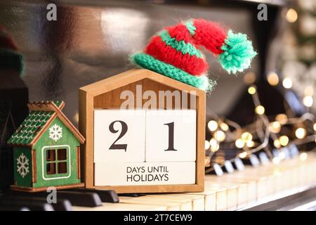 Calendario con testo di 21 GIORNI FINO ALLE FESTIVITÀ e decorazioni natalizie sulle chiavi del pianoforte Foto Stock