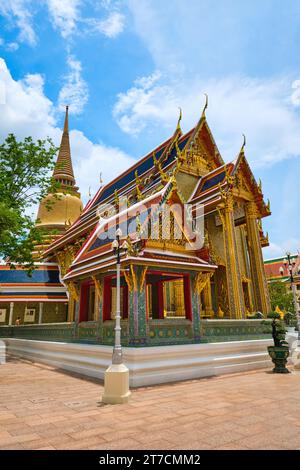 Vista esterna della facciata piastrellata in oro riccamente arredata. Al Wat Ratchabophit Sathitmahasimaram Ratchaworawihan di Bangkok, Thailandia. Foto Stock