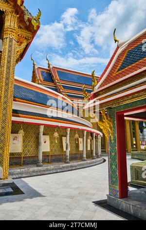 Vista astratta, grafica e dettagliata dell'esterno piastrellato in oro, riccamente decorato. Al Wat Ratchabophit Sathitmahasimaram Ratchaworawihan a Bangkok, in Thailandia Foto Stock