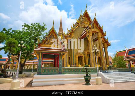 Vista esterna della facciata piastrellata in oro riccamente arredata. Al Wat Ratchabophit Sathitmahasimaram Ratchaworawihan di Bangkok, Thailandia. Foto Stock