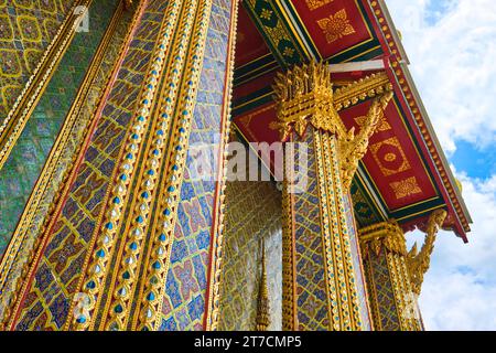 Vista astratta, grafica e dettagliata dell'esterno piastrellato in oro, riccamente decorato. Al Wat Ratchabophit Sathitmahasimaram Ratchaworawihan a Bangkok, in Thailandia Foto Stock
