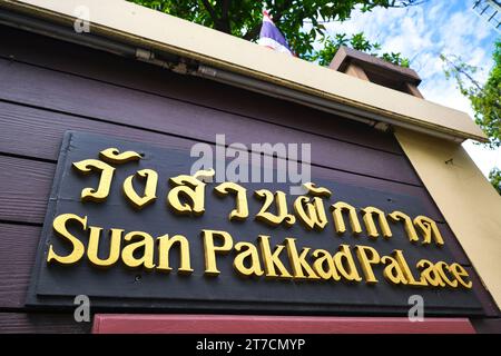 Il cartello d'ingresso in legno intagliato. Presso il Palazzo Suan Pakkad tradizionale complesso di case in legno a Bangkok, Thailandia. Foto Stock