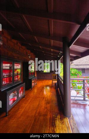 Vista di un'ampia veranda in legno con grande sporgenza per proteggere dal sole, dal calore e dalla pioggia. Al Palazzo di Suan Pakkad tradizionale casa in legno rialzata Foto Stock