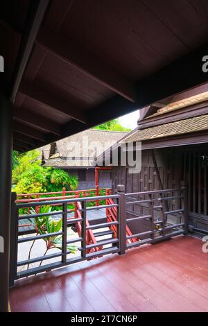 Vista di un'ampia veranda in legno con grande sporgenza per proteggere dal sole, dal calore e dalla pioggia. Al Palazzo di Suan Pakkad tradizionale casa in legno rialzata Foto Stock