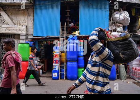 Kolkata, India. 11 novembre 2023. Una vista generale di una strada trafficata nella zona del Bazar di Calcutta, davanti al festival Diwali. Credito: SOPA Images Limited/Alamy Live News Foto Stock