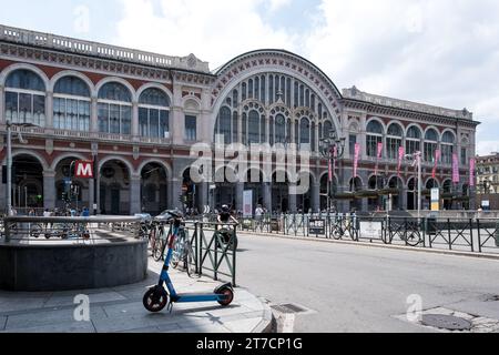 Veduta della stazione ferroviaria di Torino porta nuova, la principale stazione ferroviaria di Torino, nella regione Piemonte, Italia. Situato nel lato sud della città. Foto Stock