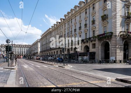 Vista delle strade che circondano Piazza Castello, un'importante piazza nel centro della città, che ospita numerosi monumenti storici, musei e caffetterie Foto Stock