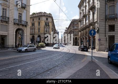 Vista delle strade che circondano Piazza Castello, un'importante piazza nel centro della città, che ospita numerosi monumenti storici, musei e caffetterie Foto Stock