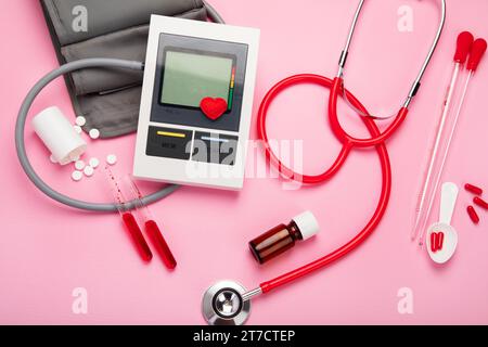 Stetoscopio, medicina, vasche su sfondo rosa. Materiale medico. Vista dall'alto. Foto Stock