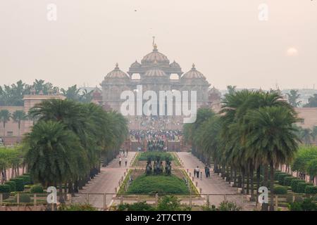 Nuova Delhi, India. 14 novembre 2023. Il tempio Swaminarayan Akshardham è immerso in uno strato di smog dopo il festival di Diwali. I fuochi d'artificio di Diwali peggiorano l'inquinamento atmosferico di Delhi, rilasciando inquinanti nocivi. L'interazione tra le emissioni dei diffusori, le condizioni atmosferiche e le fonti di inquinamento esistenti provoca un forte picco dei livelli di inquinamento atmosferico. Credito: SOPA Images Limited/Alamy Live News Foto Stock