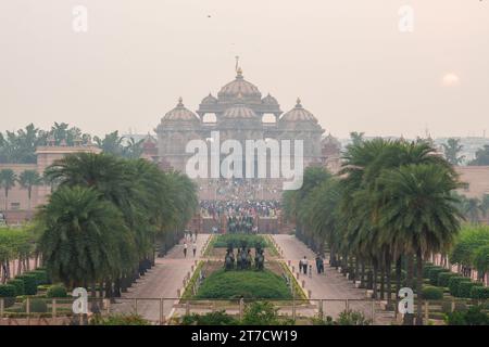 Nuova Delhi, India. 14 novembre 2023. Il tempio Swaminarayan Akshardham è immerso in uno strato di smog dopo il festival di Diwali. I fuochi d'artificio di Diwali peggiorano l'inquinamento atmosferico di Delhi, rilasciando inquinanti nocivi. L'interazione tra le emissioni dei diffusori, le condizioni atmosferiche e le fonti di inquinamento esistenti provoca un forte picco dei livelli di inquinamento atmosferico. (Foto di Pradeep Gaur/SOPA Images/Sipa USA) credito: SIPA USA/Alamy Live News Foto Stock